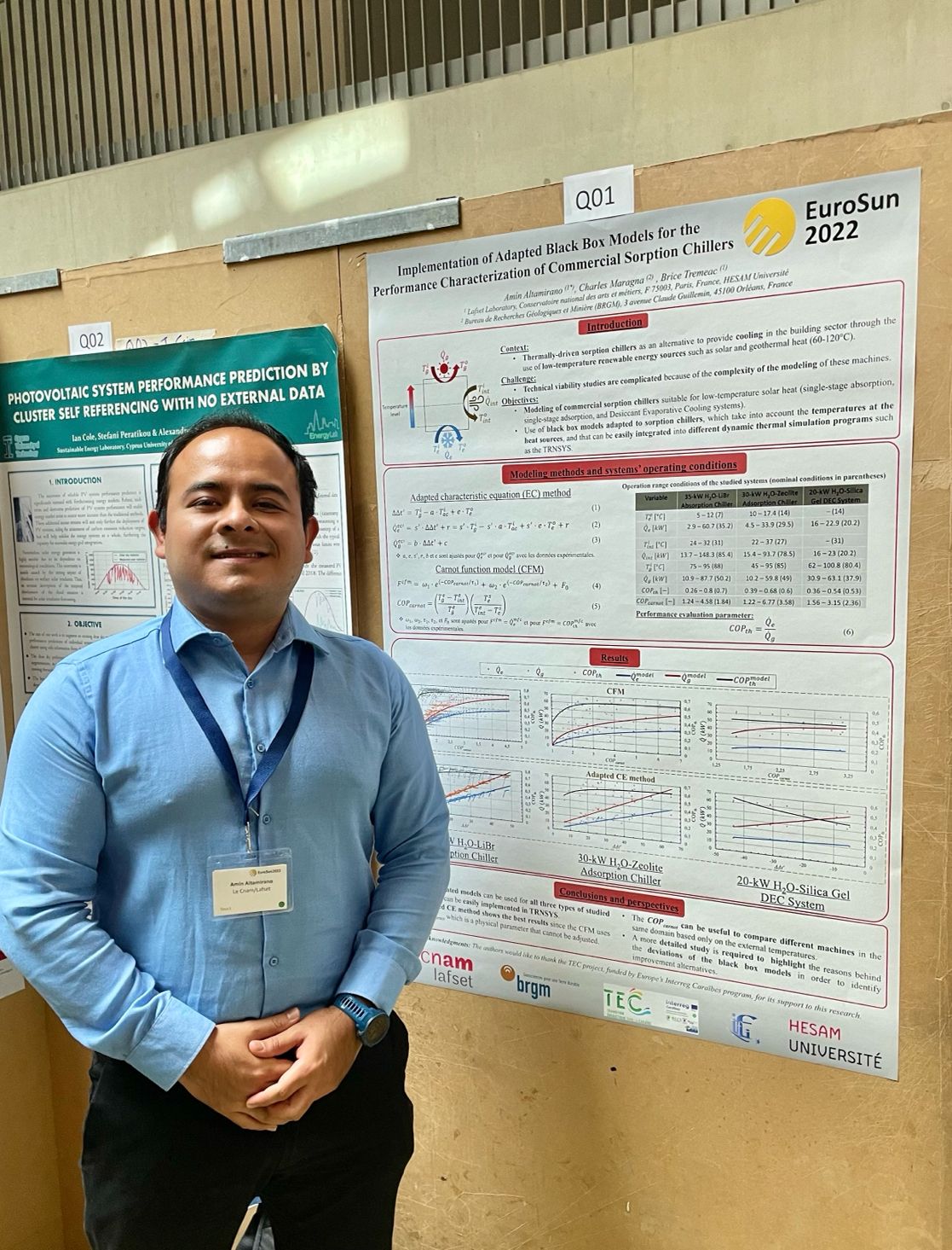 Amín Altamirano et le poster du Laboratoire Lafset à l'EuroSun2022